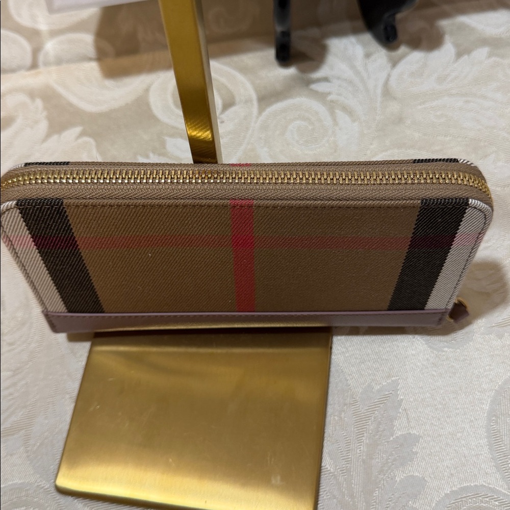 Burberry NEW with original tags, plaid full zip around wallet! $690 Retail - Picture 6 of 16